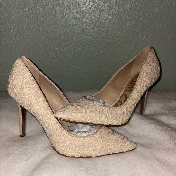 Sam Edelman Shoes - Sam Edelman tan pumps in a natural lace/mace 🤍